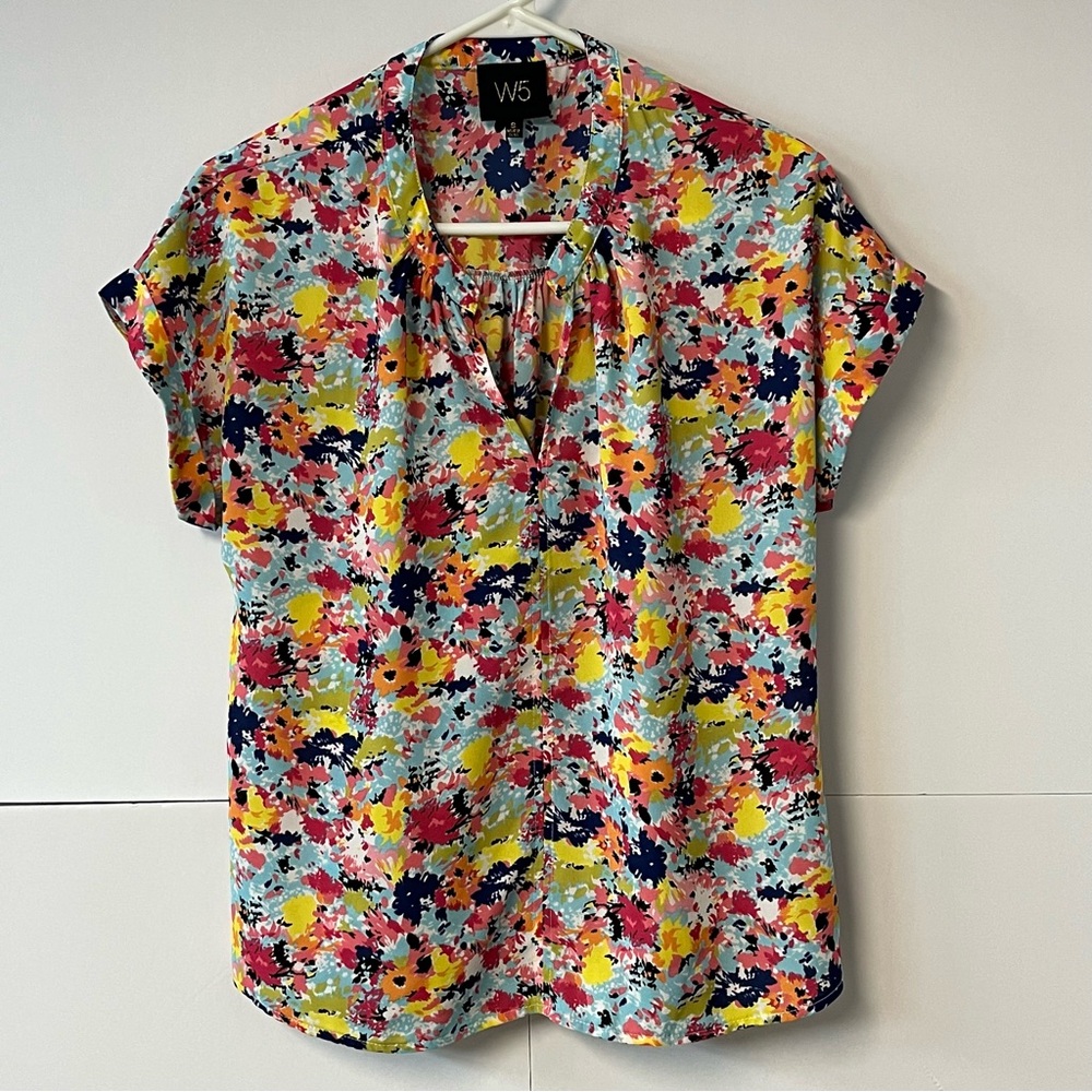 Women’s W5 Bright Floral Short Sleeve Top. Size Small.